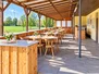 Die Terrasse zum Sportplatz am Sportheim in Gerlachshausen