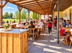 Die Terrasse zum Sportplatz am Sportheim in Gerlachshausen